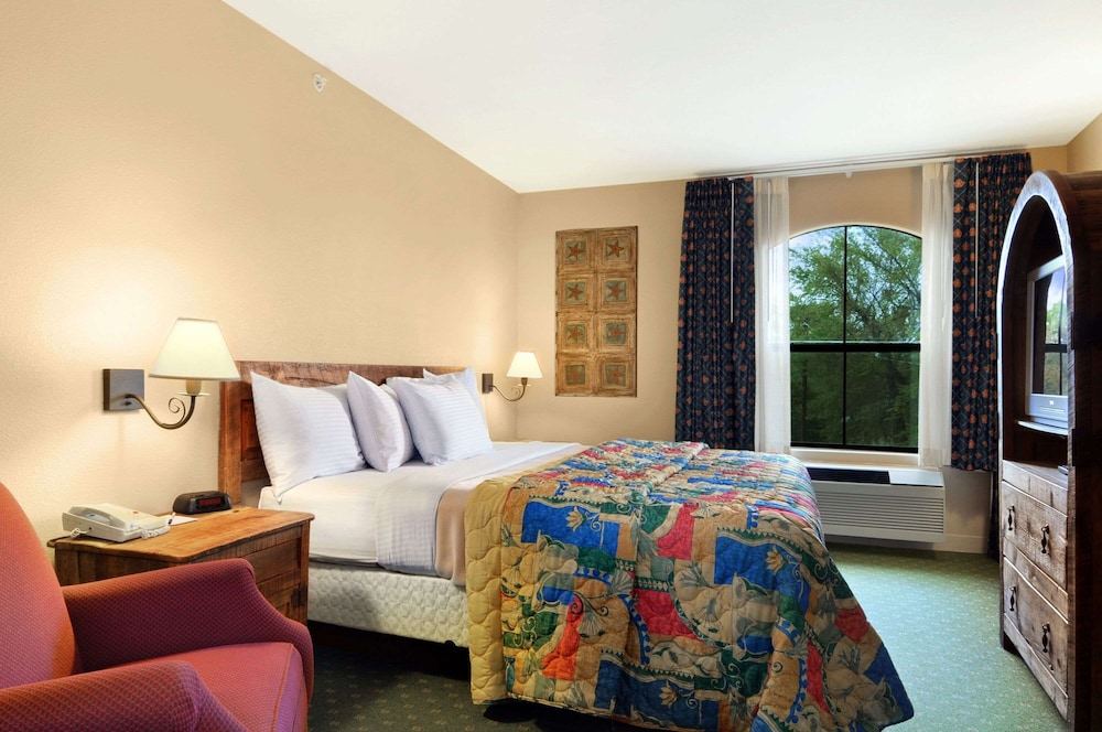 Suite, 1 King Bed, Non Smoking - Photo 1