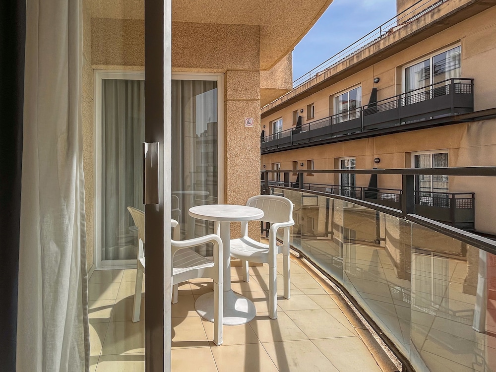 Family Room, Balcony - Photo 6