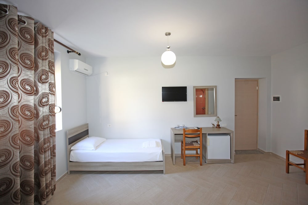 Economy Triple Room photo 3