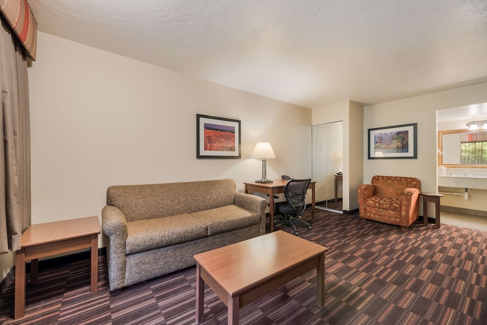 Suite, 1 King Bed, Non Smoking, Refrigerator & Microwave photo 1