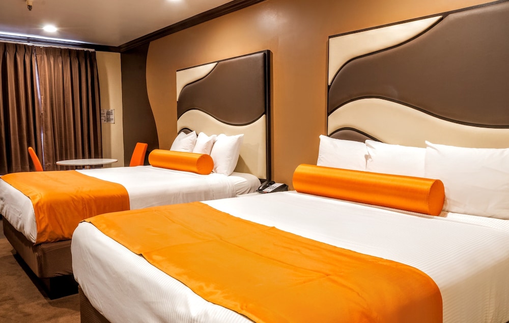 Deluxe Room With 2 Queen Beds - Photo 2