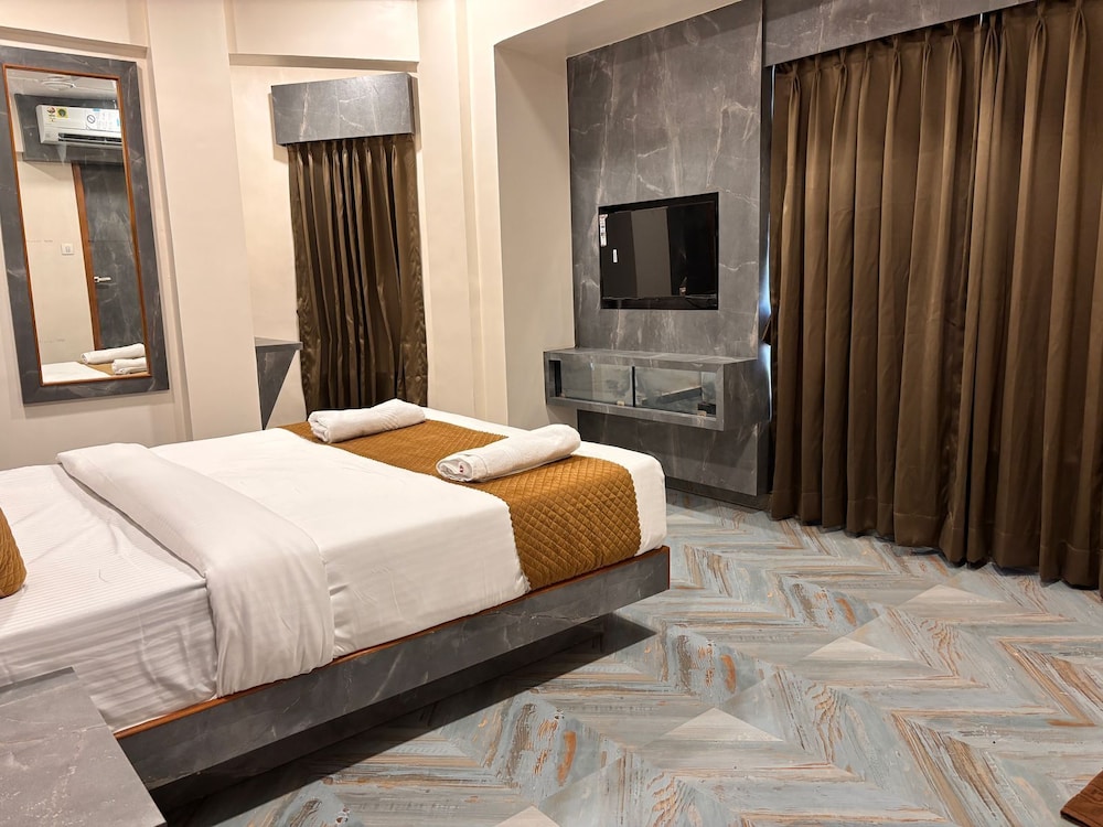 Suite, City View