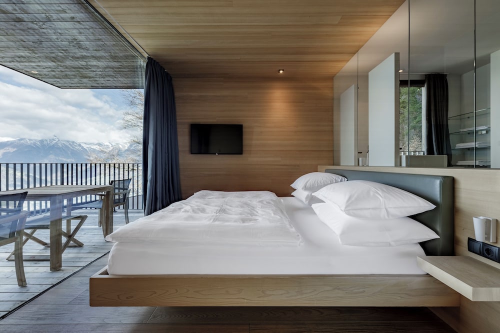 GUEST Suite #103