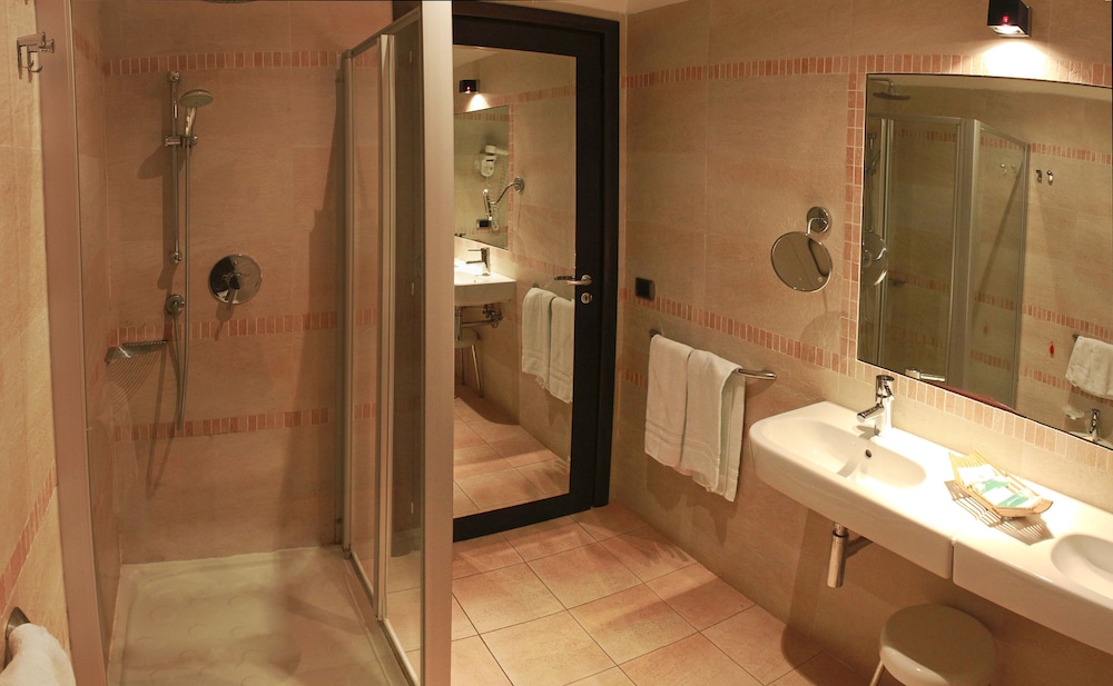 Standard Double or Twin Room photo 3