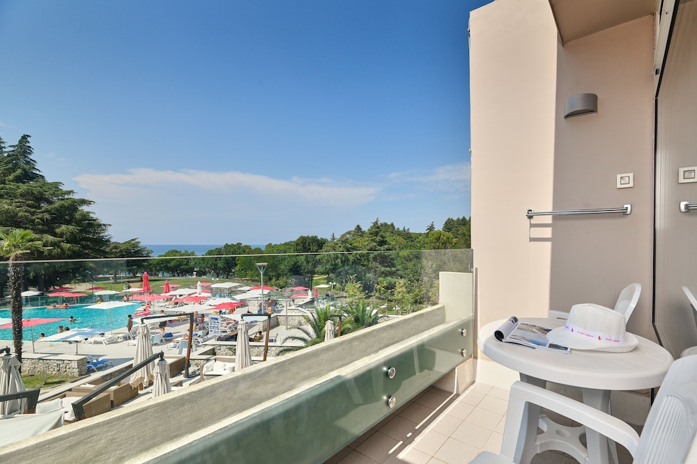 Superior Room with Balcony, Sea view (extra bed)