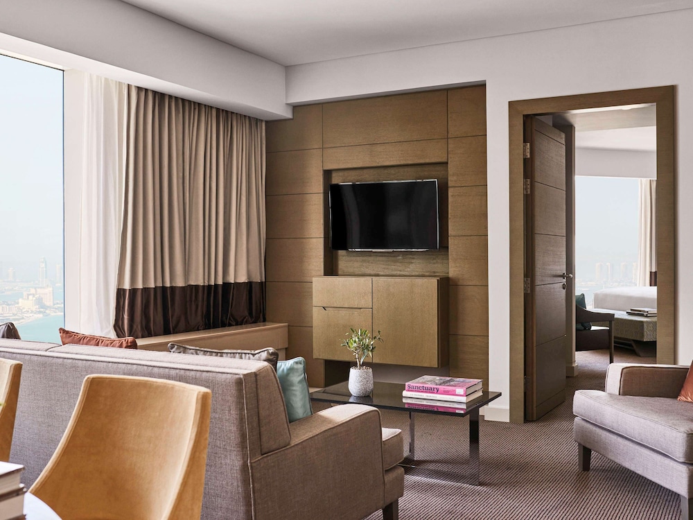 Executive Suite, 1 King Bed, Club Lounge Access