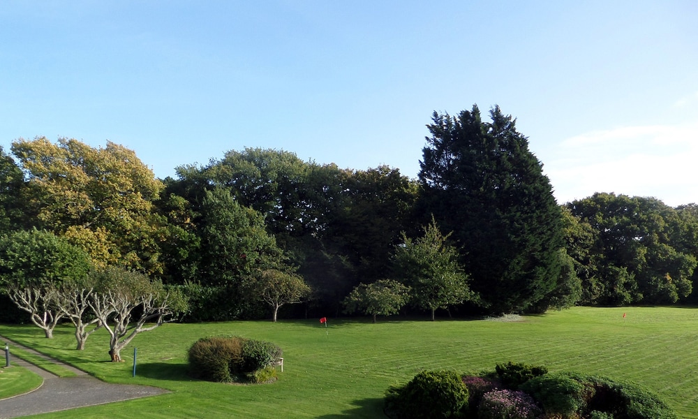 Classic Two Bedroom Apartment with Balcony or Patio photo 3