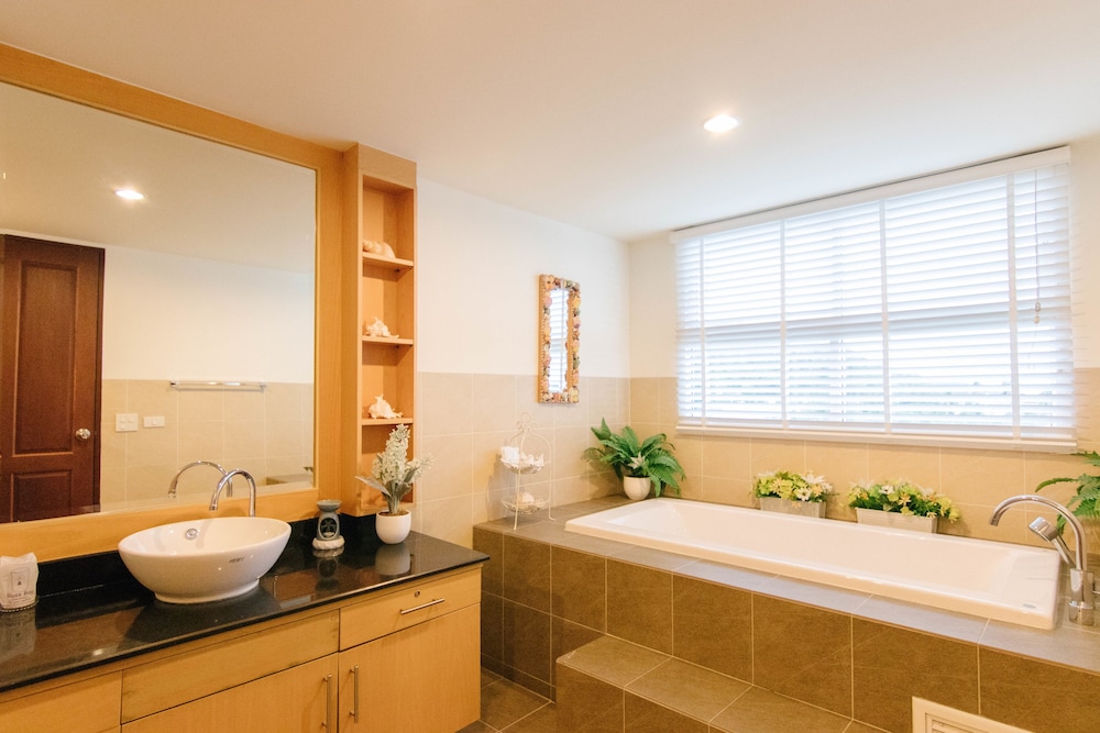 Deluxe Suite, 3 Bedrooms, Kitchenette, Partial Sea View photo 1