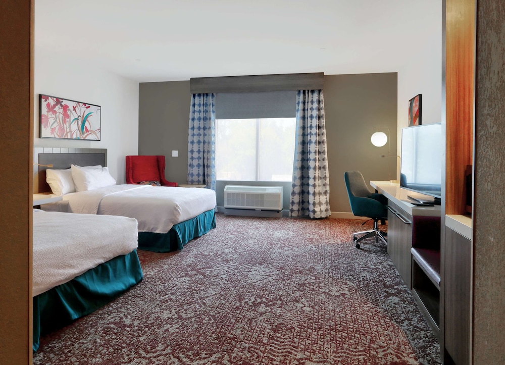 Room, 2 Queen Beds, Accessible, Bathtub - Photo 1