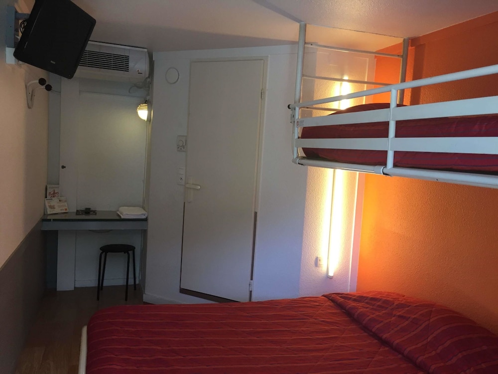 Standard Room, 3 Twin Beds - Photo 14