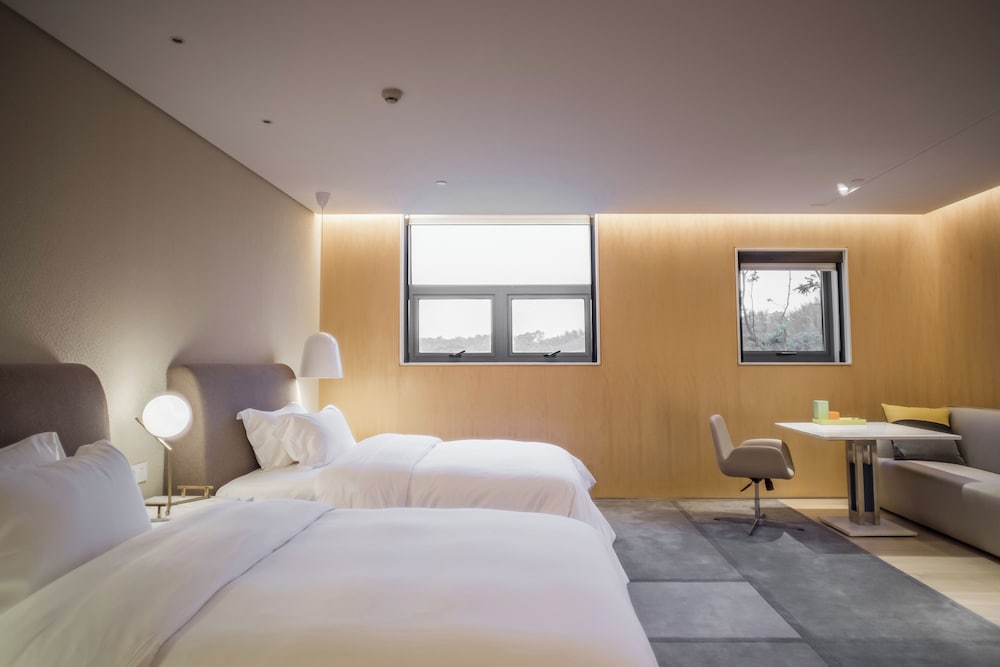 Family Room, 2 Twin Beds