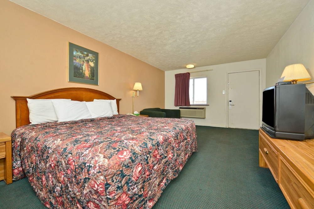 Room, 1 King Bed, Smoking photo 1