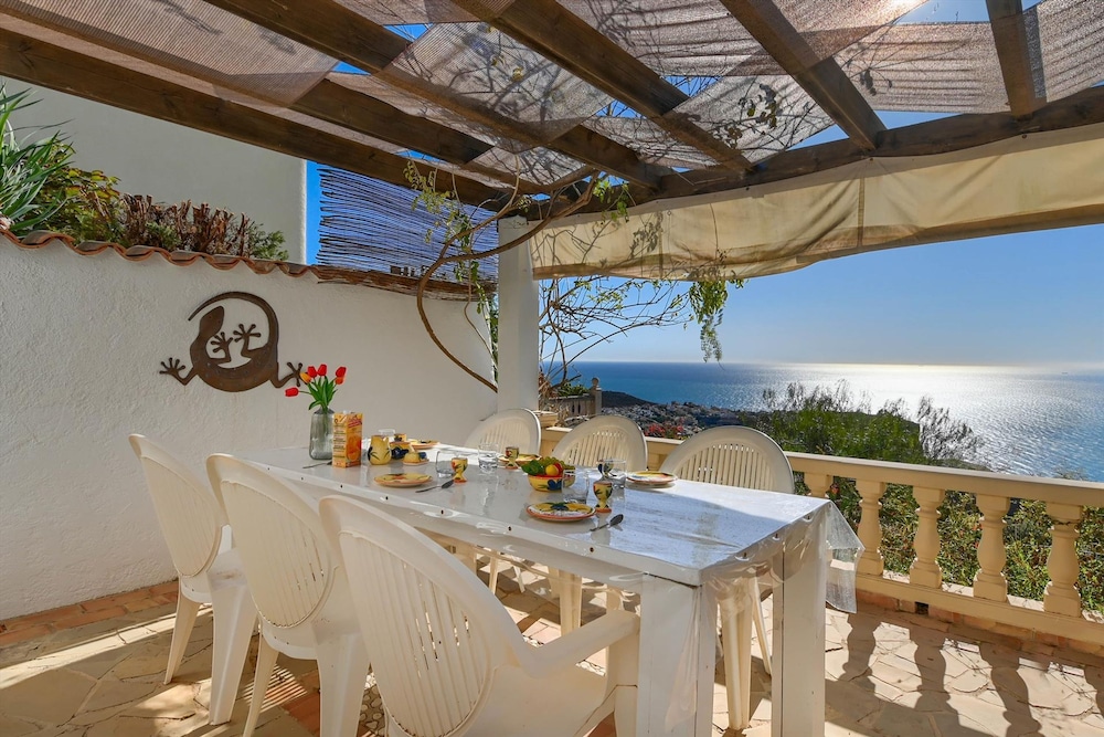 Villa photo 2