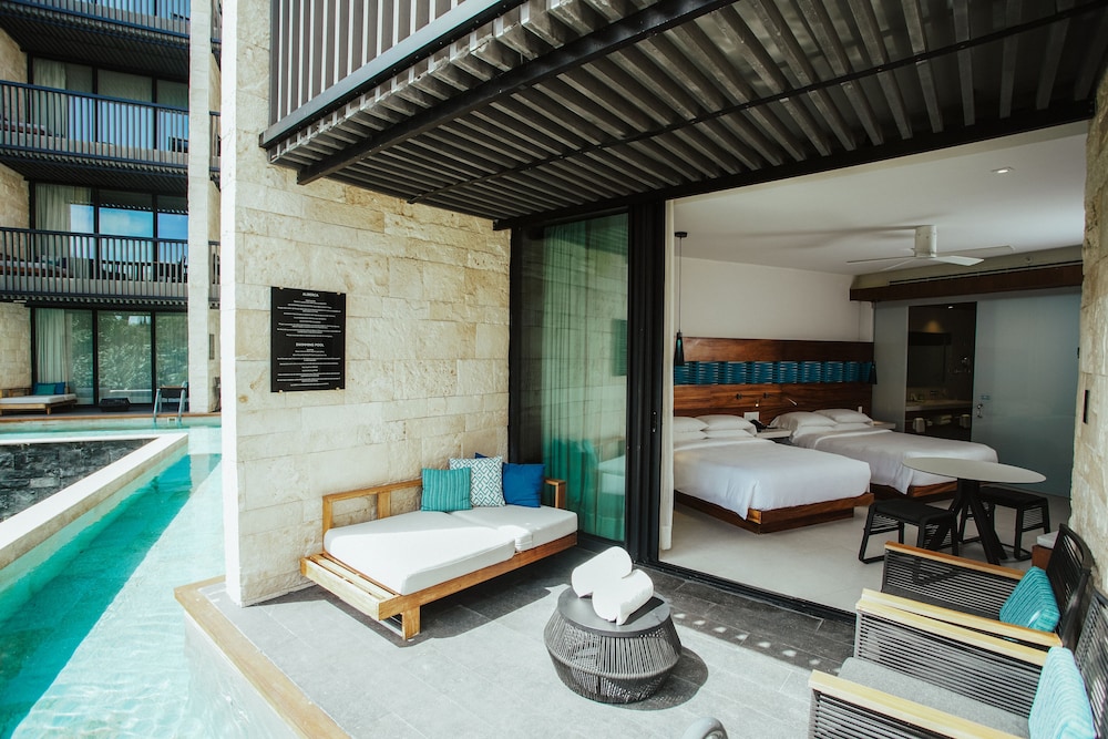 Swim Up Room With 2 Queen Beds