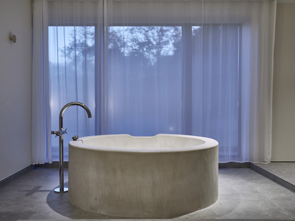 Superior Studio Suite, 1 Bedroom, Non Smoking, Pool View photo 2