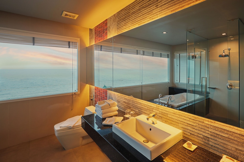 North Wing Suite - Photo 4