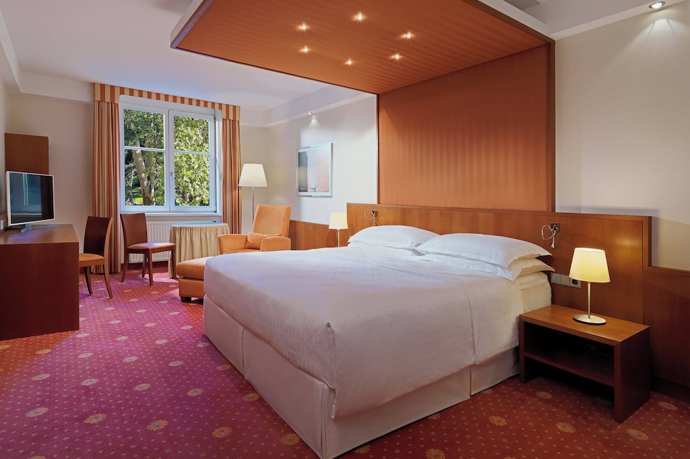 Classic Room, 1 King Bed, City View - Photo 1
