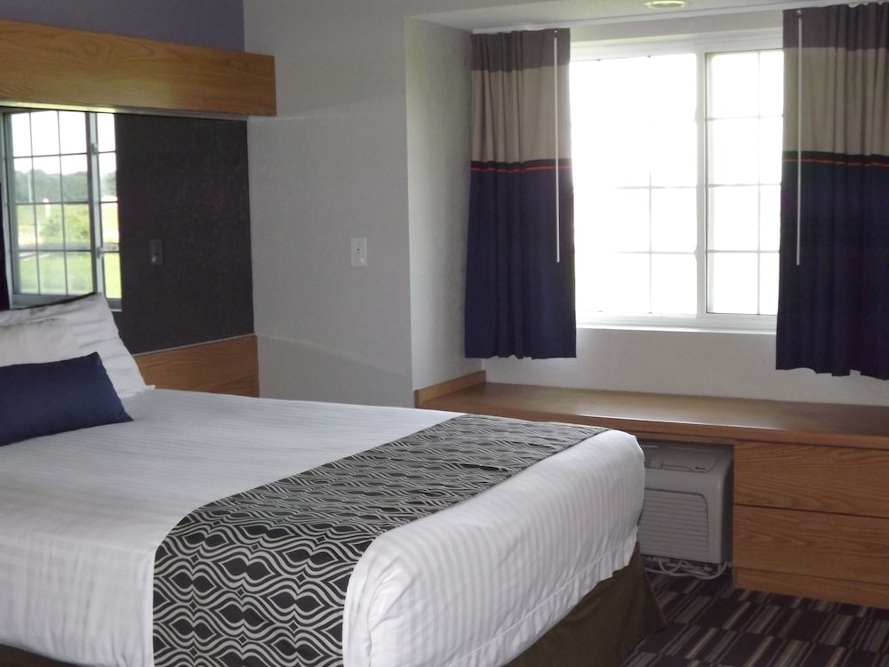 Standard Room, 1 Queen Bed - Photo 6