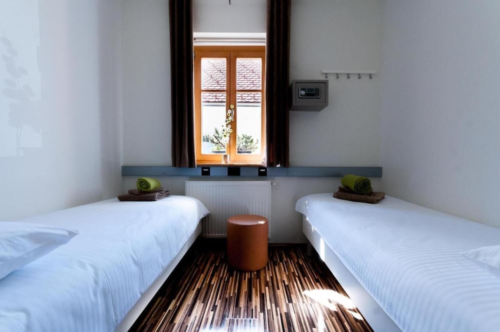 Economy Twin Room With Shared Bathroom photo 2