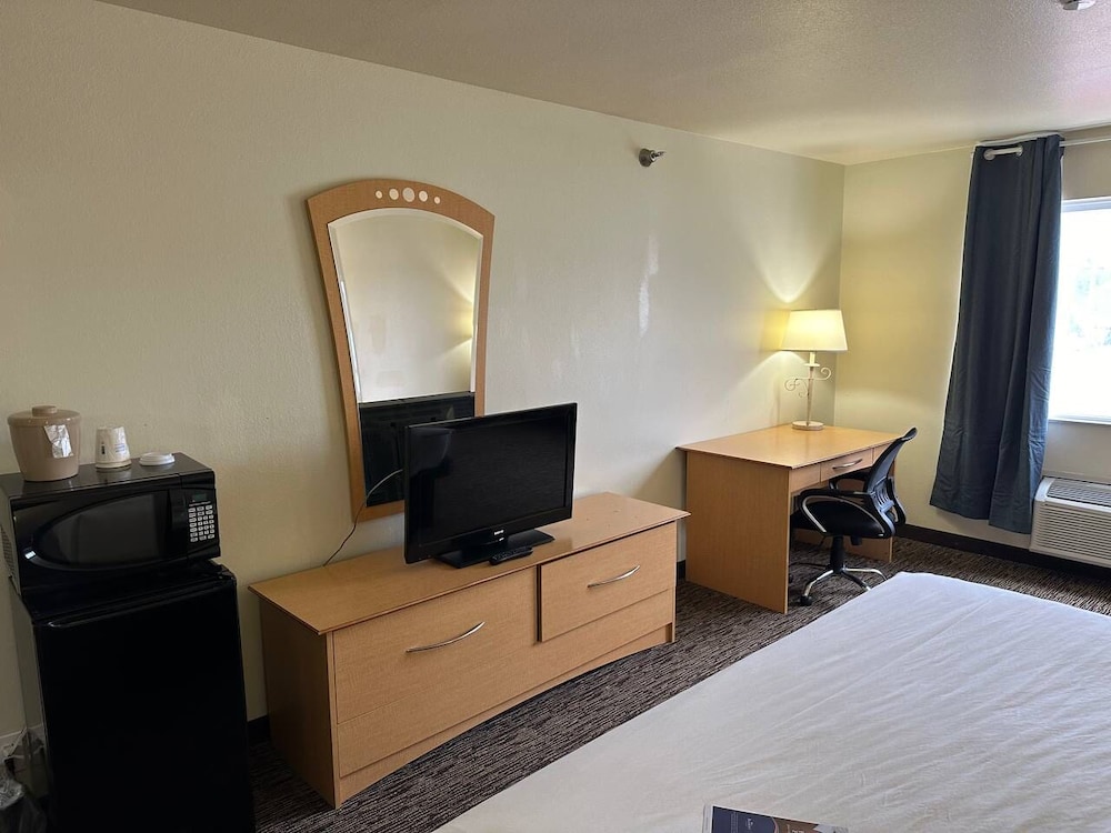 Room, 1 King Bed, Non Smoking - Photo 5