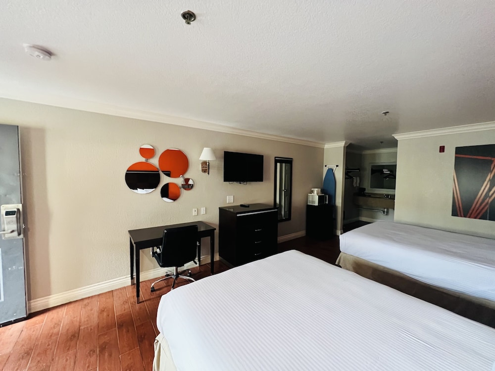 Signature Double Room, 2 Queen Beds photo 2