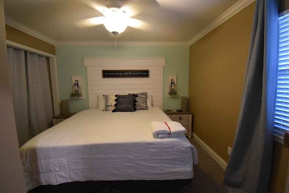 Condo, 1 King Bed (Seacove 8B) photo 2
