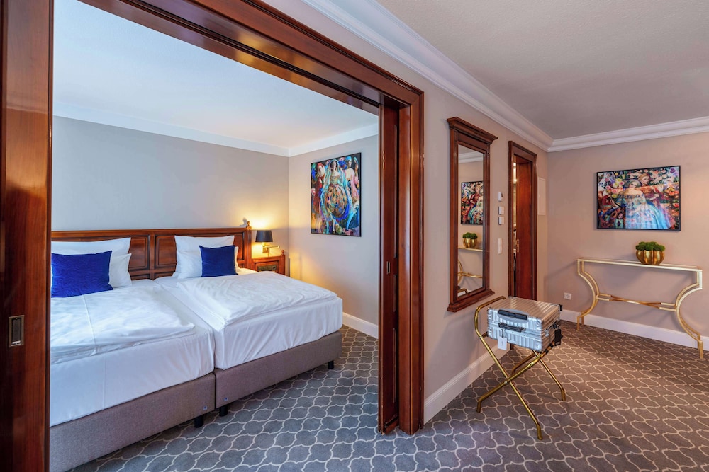 Superior Room, 1 Double Bed (Converts to 2 Twin Beds;Shower Only) - Photo 5