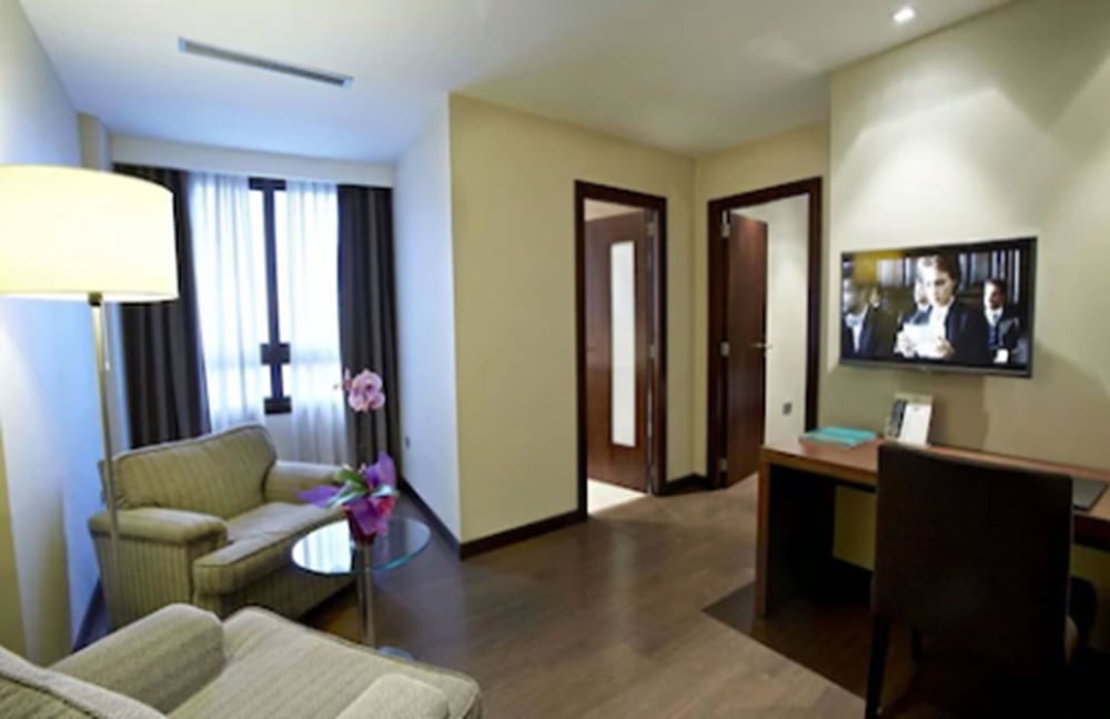 Suite - Photo 1