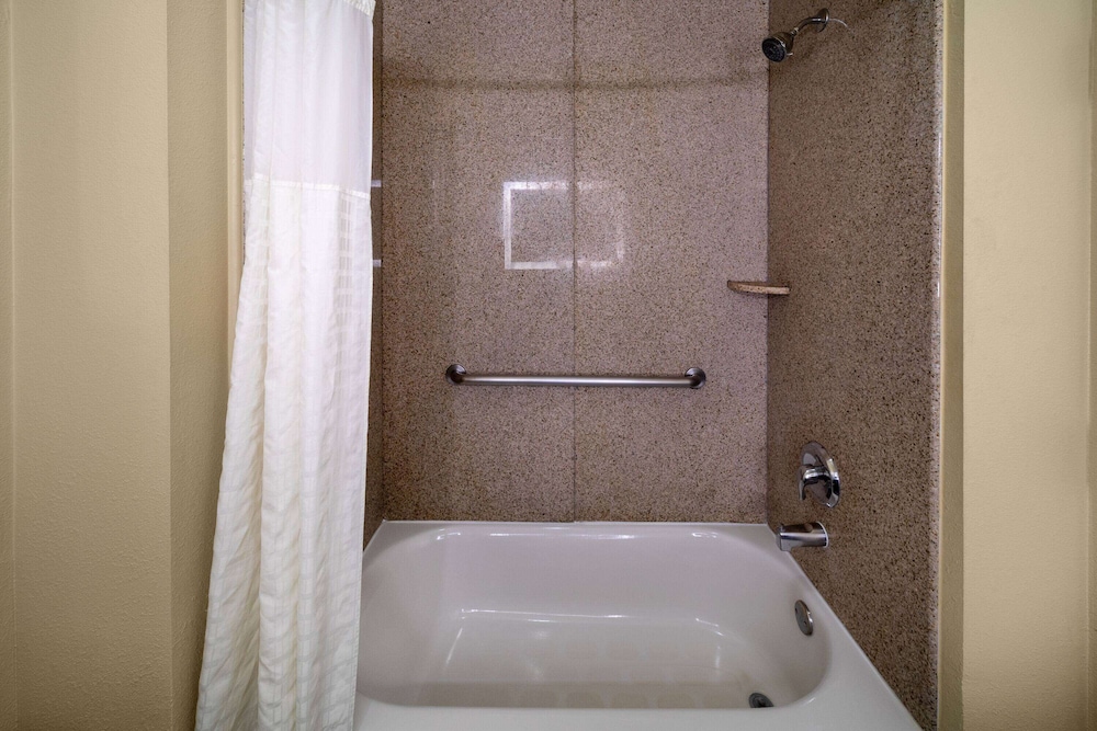 Room, 1 King Bed, Non Smoking - Photo 5