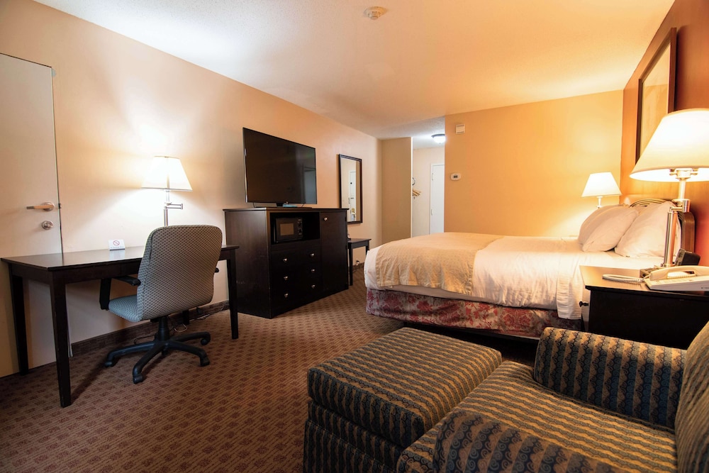Room, 1 King Bed, Fireplace - Photo 3