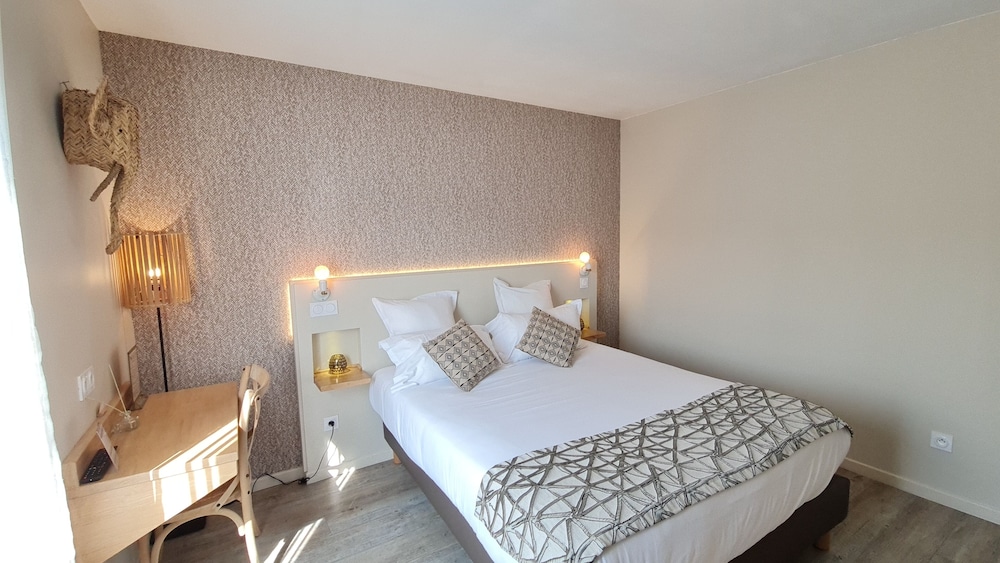 Deluxe Double Room, City View - Photo 29