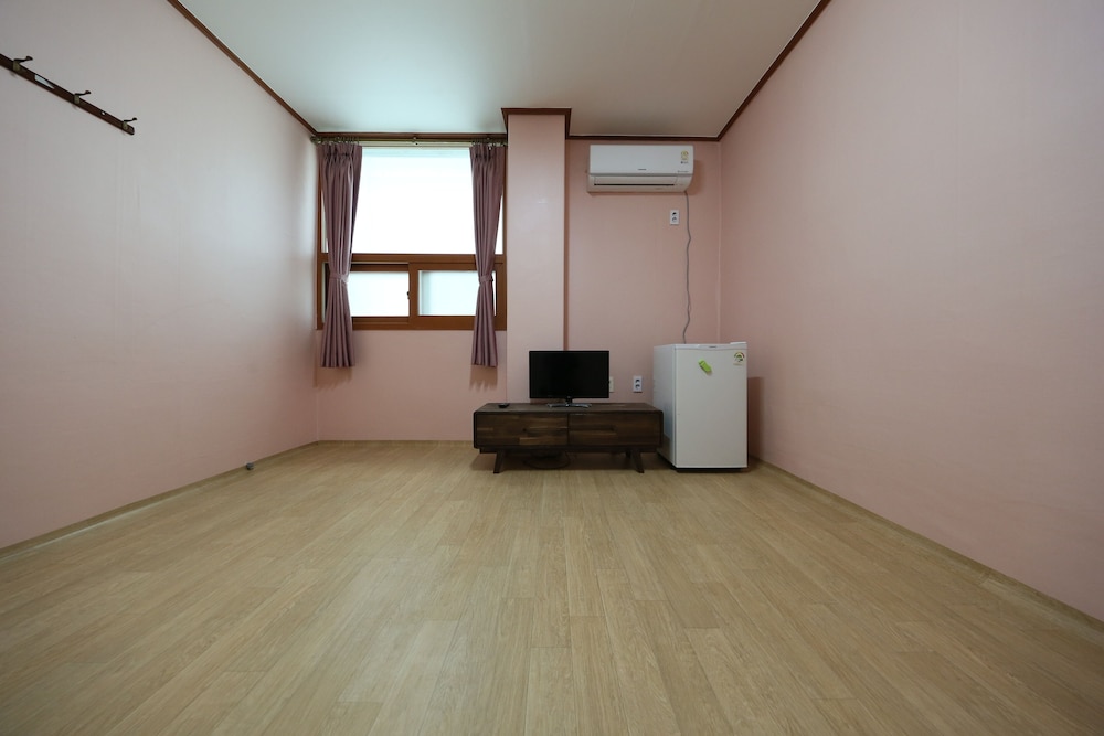 Room (303) photo 1