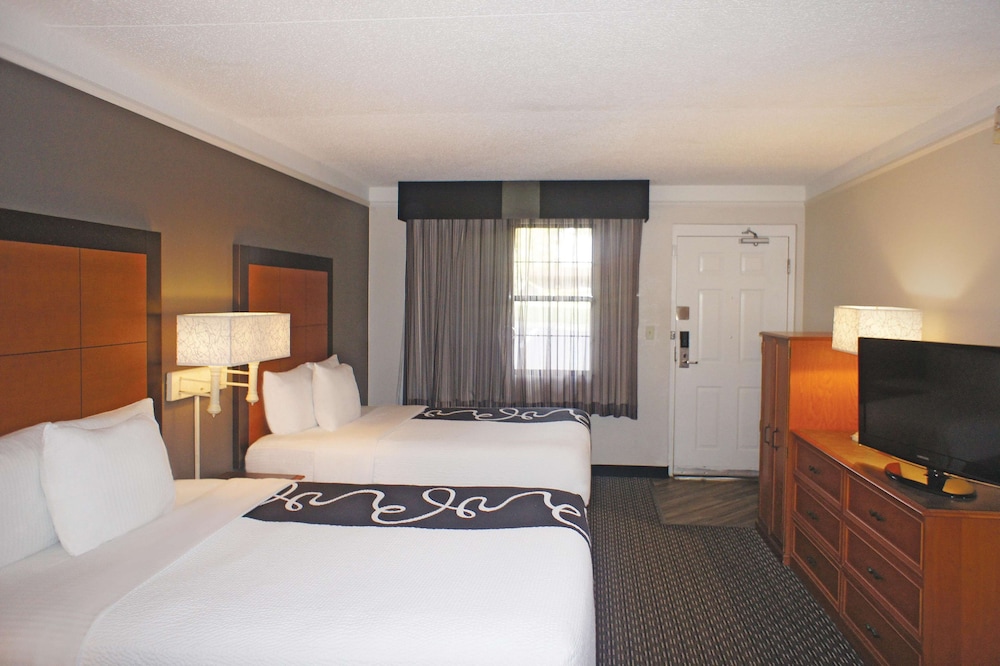 Deluxe Room, 2 Double Beds, Accessible (Mobility/Hearing,roll-in shower) - Photo 4