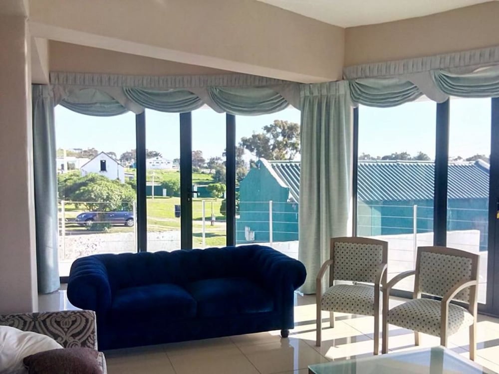 Comfort Room, 1 Bedroom (Garden Court Sea Facing Rooms) photo 2