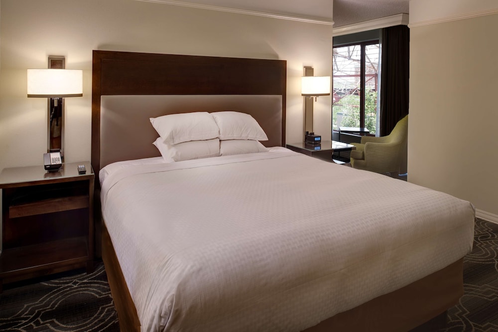 Deluxe Room, 1 King Bed, Accessible, Bathtub (Mobility & Hearing) at St. Louis Union Station Hotel, Curio Collection by Hilton in Saint Louis