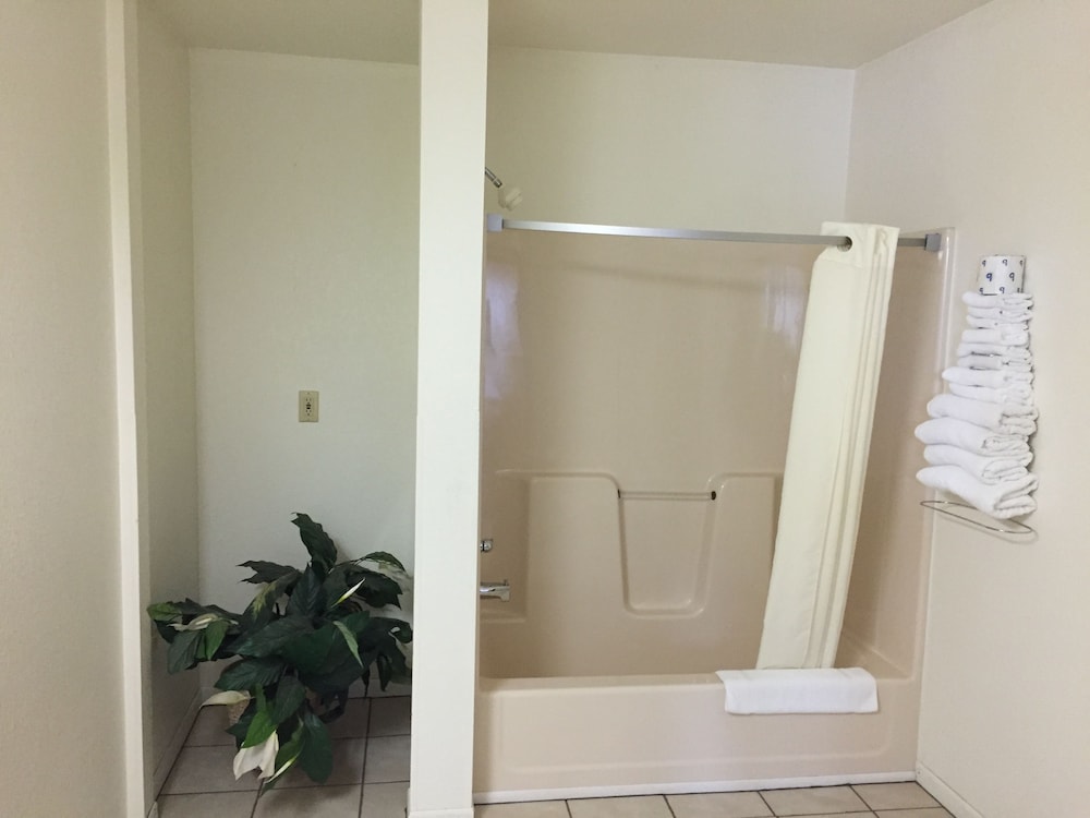 Room, Multiple Beds, Microwave - Photo 4