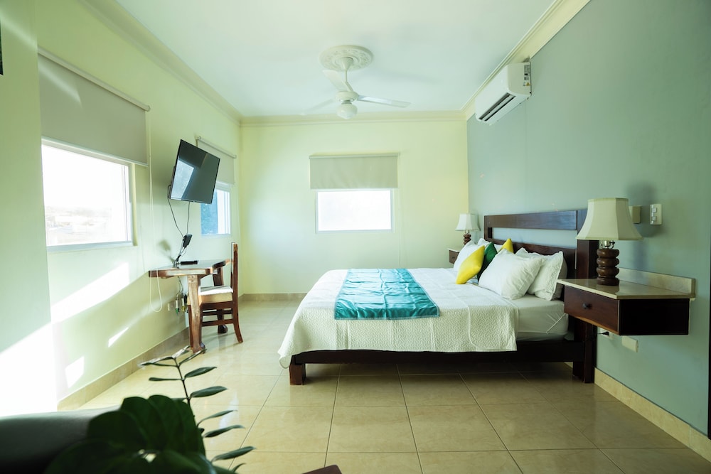 Superior Room, 1 King Bed photo 2