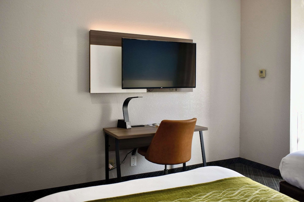 Suite, Non Smoking (2 Queen Beds & 1 Sofa Bed) - Photo 5