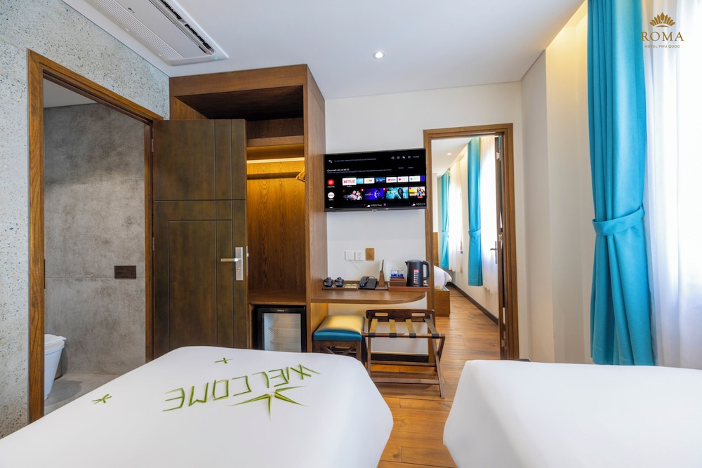 Fratello, City View, 1 Queen Bed & 2 Twin Beds with Window - Photo 3