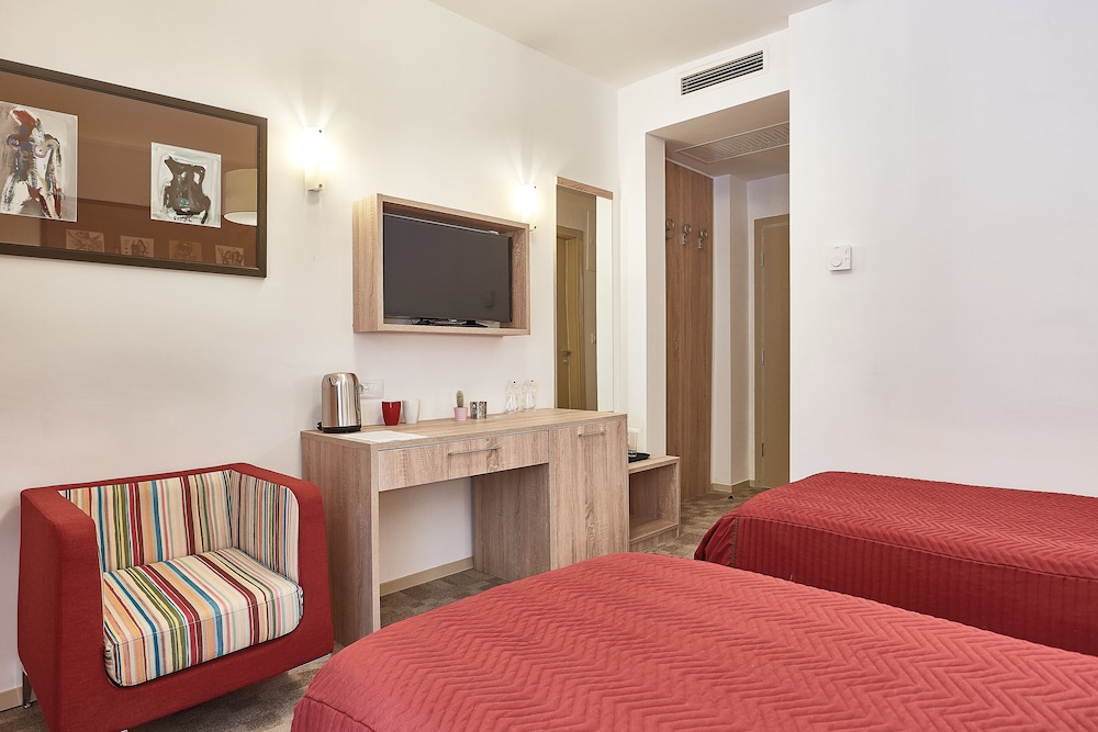 Standard Twin Room, Accessible photo 1