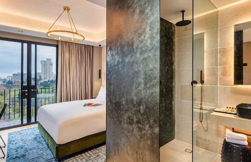 Deluxe Room with Balcony - Photo 5