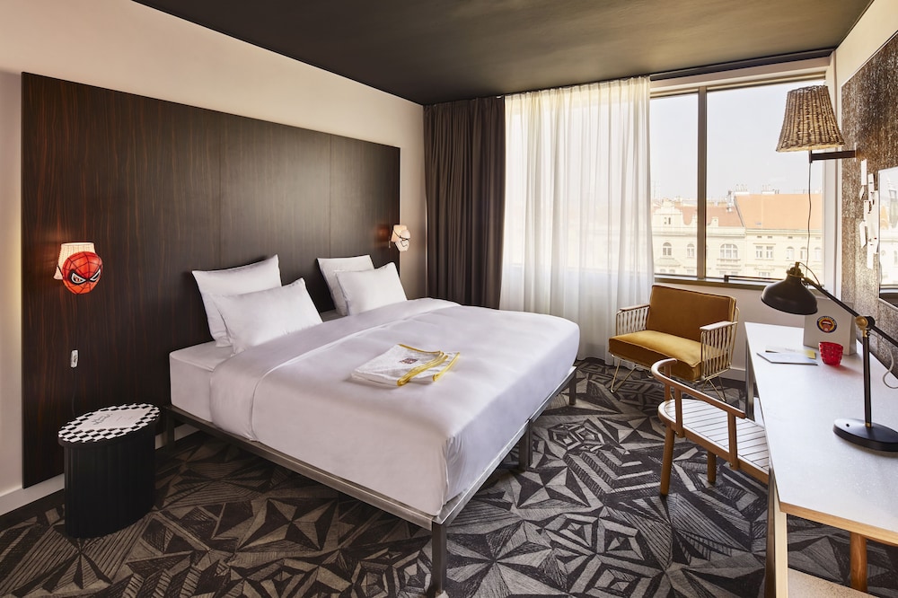 Room, 1 King Bed (Large Mama)