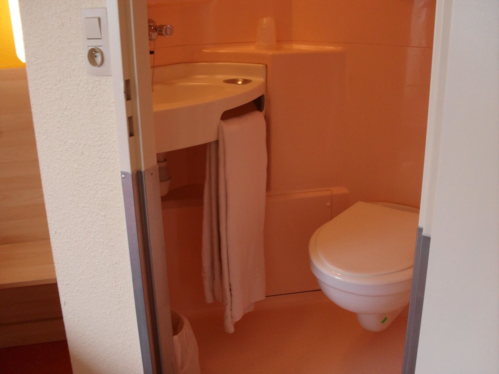 Standard Room, Multiple Beds (1 Double and 1 Single bed) - Photo 7