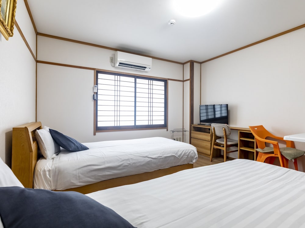Western Room with Shared Washroom - Twin (Non-Smoking) photo 1