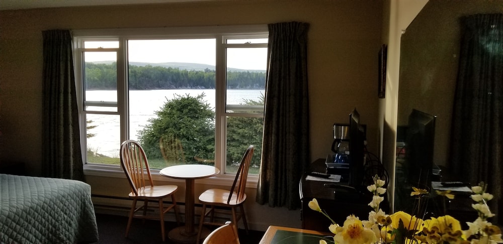 Panoramic Room, 1 Queen Bed, Ensuite, Ocean View photo 2