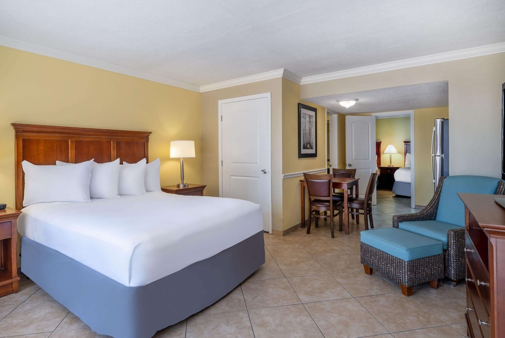 3 Queen Beds, Pool View (Efficiency), Non-Smoking - Photo 2