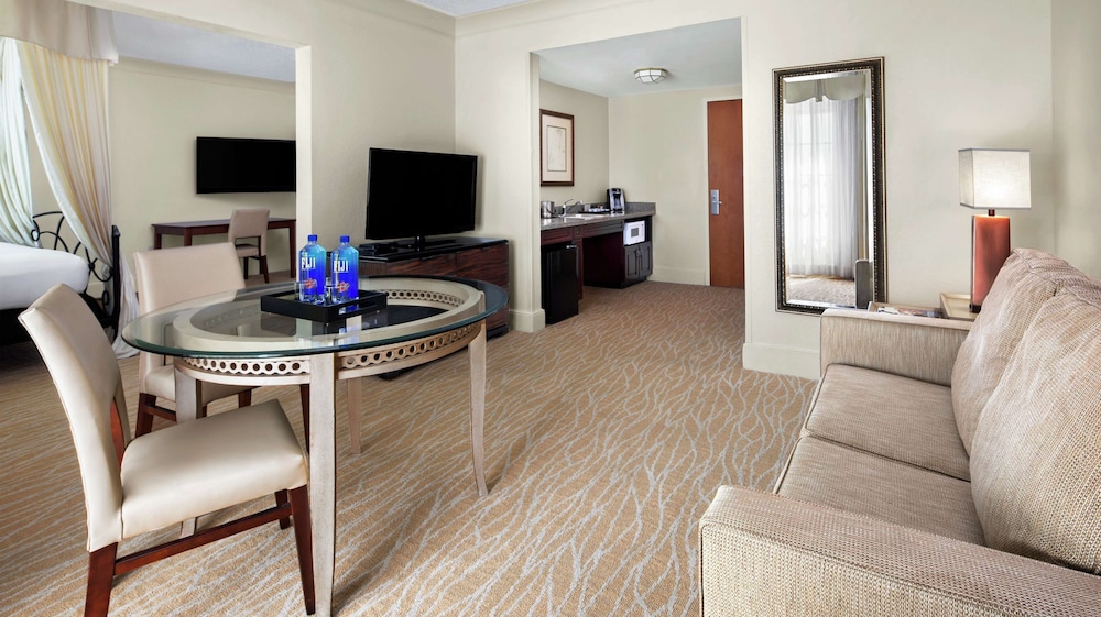 Suite, 1 King Bed, Non Smoking - Photo 2