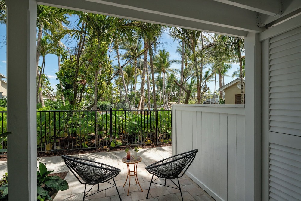 Room, 1 King Bed, Accessible, Poolside (malecon)