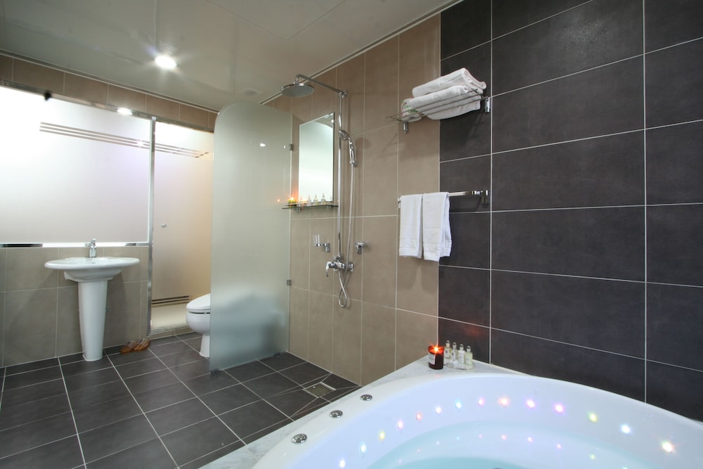 Deluxe Twin Room with Complimentary Airport Pick-up & Drop-off (excluding weekends and holidays) photo 3