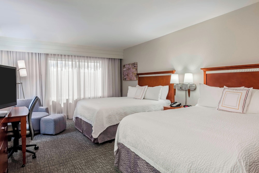 Room, 2 Queen Beds (Mobility/Hearing Accessible, Tub)